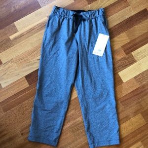 Lululemon NEW on the fly crop pants.